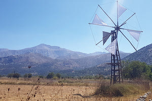 Οροπεδίο Λασιθίου: Ανεμόμυλος κατασκευασμένος από το σασί στρατιωτικού γερμανικού οχήματος και αντλία από οβίδα προβόλου όπλου