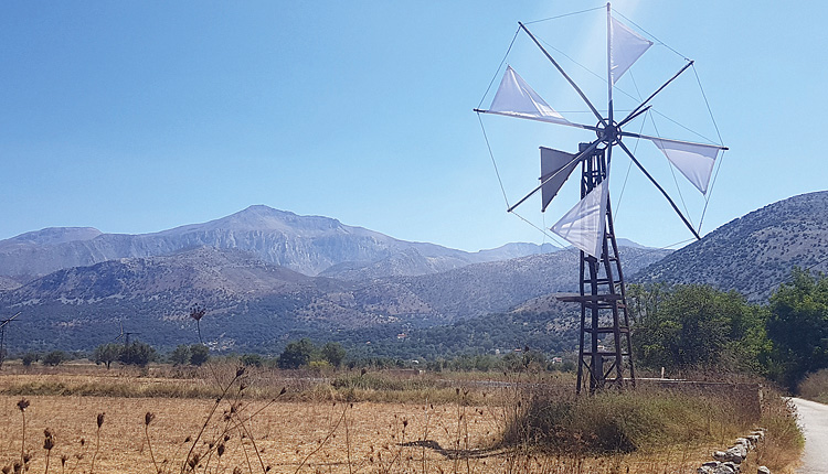 Οροπεδίο Λασιθίου: Ανεμόμυλος κατασκευασμένος από το σασί στρατιωτικού γερμανικού οχήματος και αντλία από οβίδα προβόλου όπλου