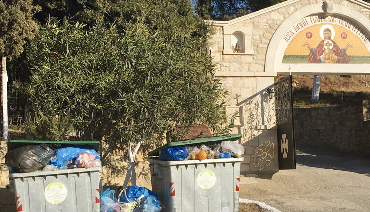 η είσοδος της Ιεράς Μονής Οδηγητρίας στη Μεσσαρά έχει πνιγεί στα σκουπίδια.