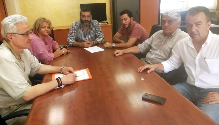 Η φωτογραφία μπορεί να είναι και συλλεκτική, καθώς δείχνει τον νέο διευθύνοντα σύμβουλο της Α.Ε. Κτηριακές Υποδομές  Γιάννη Χαρωνίτη (μεταγραφή του Τσίπρα από το ΤΕΕ/ΤΑΚ) να υπογράφει με τα νέα του καθήκοντα ως κυβερνητική επιλογή.