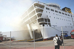 Επικίνδυνη κλίση πήρε χθες το πρωί το πλοίο «Ελ. Βενιζέλος», ενώ συνεχίζεται με εντατικούς ρυθμούς η επιχείρηση πλήρους κατάσβεσης των εστιών της φωτιάς.