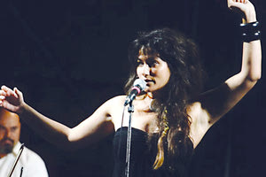 Η αριστούχος μοριακή βιολόγος, vocalist και performer Αγγελική Τουμπανάκη δημιούργησε το 2008 το project Toubanaki and The Buzz Bastardz