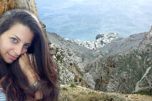 Η 31χρονη νηπιαγωγός Κάλλια Μηλιαρά άφησε την τελευταία της πνοή στα βράχια του φαραγγιού του Αμπά, στα Αστερούσια, κοντά στις Τρεις Εκκλησιές.