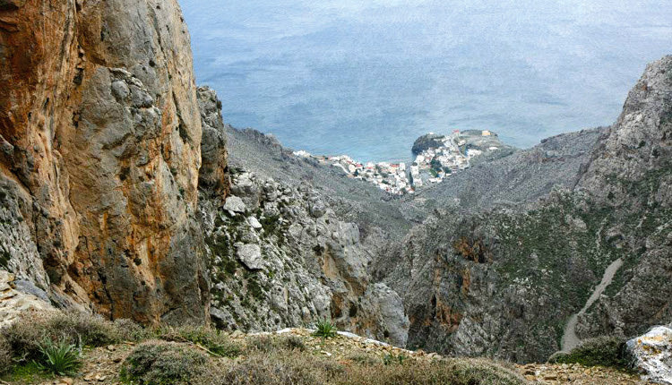 Το φαράγγι του Αμπά κόβει την ανάσα. Στο βάθος οι Τρεις Εκκλησιές