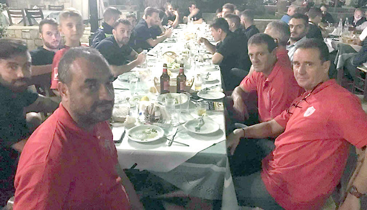 Η διοίκηση του Γιούχτα έκανε το τραπέζι στους Σαντορινιούς