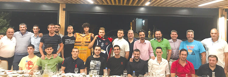 Παίκτες και παράγοντες του Ανδρογέα στην εκδήλωση παρουσίασης της ανδρικής ομάδας και της φανέλας