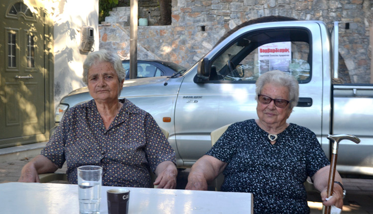 Οι αδερφές Μαρία Ψαράκη - Ανδριανάκη και Ευσταθία Φραγκιαδάκη – Ανδριανάκη, μαθήτριες τότε της Α΄ και ΣΤ΄ τάξης αντίστοιχα, περιγράφουν τον βομβαρδισμό του σχολείου τους, στις 6 Οκτωβρίου 1943.