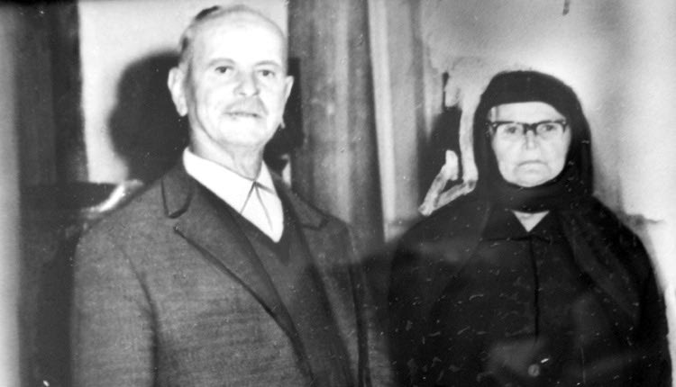 Ο δάσκαλος του Δημοτικού Σχολείου Αμαριανού Δημήτριος Κατσούλης με τη γυναίκα του Βικτωρία.