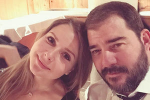 Αντώνης Καράτζης με τη σύζυγό του Γιούλια βάφτισαν την κόρη τους