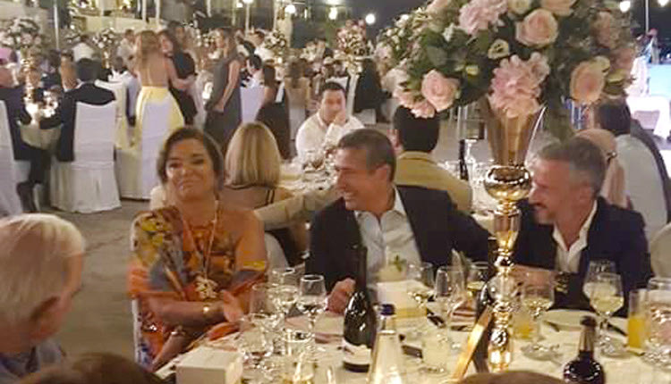 η Ντόρα Μπακογιάννη στην βάφτιση της κόρης του Αντώνη Καράτζηκάθισε στο τραπέζι του δημάρχου Ηρακλείου Βασίλη Λαμπρινού