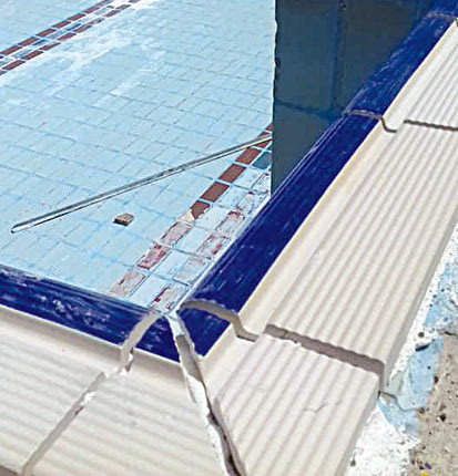 Kολυμβητήριο Ηρακλείου: Νέα πλακάκια και υδροροή γύρω από την πισίνα.