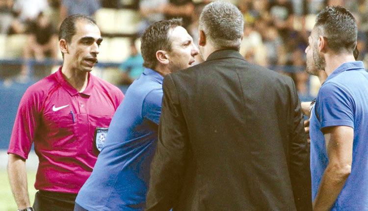 Οι διαμαρτυρίες έφεραν την αποβολή Παπαδόπουλου