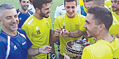 έκπληξη για τα γενέθία του ετοίμασαν την Παρασκευή οι παίκτες του Εργοτέλη με την διοίκηση στον προπονητή τους Νίκι Παπαβασιλείου