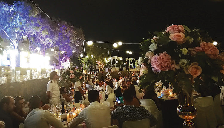 Ο Ηρακλειώτης επιχειρηματίας και μέτοχος της ΠΑΕ ΟΦΗ Αντώνης Καράτζης βάφτισε την κόρη του στο “Νανά Μπιτς”.