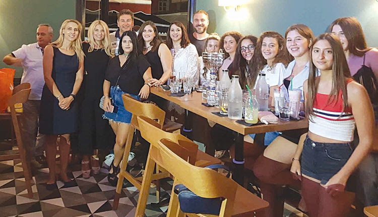 Η γυναικεία ομάδα πόλο του ΟΦΗ γιόρτασε την άνοδό της στην Α2 κατηγορία με ένα πάρτυ το Cafe bar Ηριδανός 