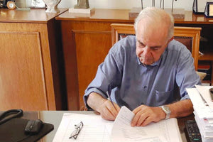 Σύμβαση για την αποκατάσταση των φθορών στους δρόμους του δήμου υπέγραψε ο δήμαρχος, Βασίλης Λαμπρινός