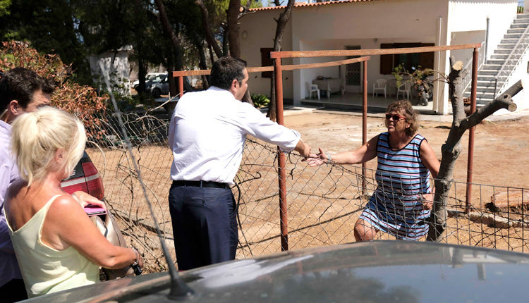 Ο πρωθυπουργός συνομίλησε με κατοίκους που βίωσαν την τραγωδία