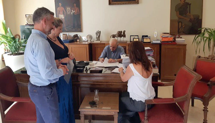 υπεγράφη στην Λότζια η σύμβαση με αντικείμενο την «Διαμόρφωση σχολικών αυλών για την φιλοξενία παιγνιδιών και αθλητικών δρώμενων». 