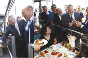 Οι υπουργοί Εξωτερικών Ελλάδας και Τουρκίας μετά το διπλωματικό επεισόδιο στα εγκαίνια του ελληνικού προξενείου στη Σμύρνη αποφάσισαν να κάνουν μια χαλαρή βόλτα στη Σμύρνη