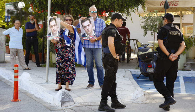 Κάποια λίγα άτομα αντέδρασαν στην επίσκεψη Τσίπρα στα Χανιά