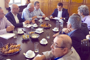 Από τη σύσκεψη Αλέξη Τσίπρα στην Π.Ε. Χανίων που συμμετείχαν βουλευτές, αντιπεριφερειάρχες, δήμαρχοι από την Περιφερειακή Ενότητα Χανίων, Υπουργοί και ο περιφερειάρχης Κρήτης.