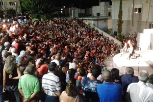 «Μάγεψε» ο Νίκος Βερλέκης με την παράσταση «Καπετάν Μιχάλης» στο ανοιχτό θέατρο γαζίου