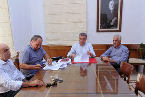 ο περιφερειάρχης Κρήτης Σταύρος Αρναουτάκης και ο  πρόεδρος του ΚΤΕΛ Ανατολικής Κρήτης Μανόλης Χαχλιούτης, υπέγραψαν την σύμβαση για την δωρεάν μεταφορά 8.500 μαθητών στην Περιφερειακή Ενότητα Ηρακλείου