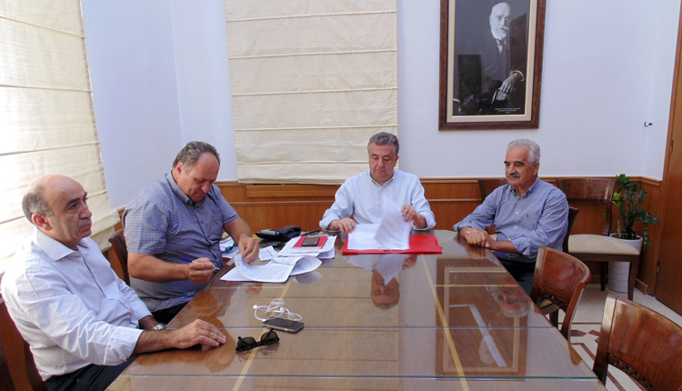 ο περιφερειάρχης Κρήτης Σταύρος Αρναουτάκης και ο πρόεδρος του ΚΤΕΛ Ανατολικής Κρήτης Μανόλης Χαχλιούτης, υπέγραψαν την σύμβαση για την δωρεάν μεταφορά 8.500 μαθητών στην Περιφερειακή Ενότητα Ηρακλείου