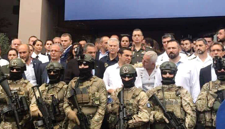 Τον γύρο του διαδικτύου έκανε η φωτογραφία του Αλέξη Τσίπρα με τα ΕΚΑΜ στη ΔΕΘ.