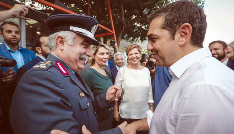 Το περίπτερο της Ελληνικής Αστυνομίας επισκέφτηκε ο πρωθυπουργός Αλέξης Τσίπρας κατά τη διάρκεια της περιήγησής του στη ΔΕΘ.Εκεί τον υποδέχθηκε ο αρχηγός της ΕΛ.ΑΣ. Άρης Ανδρικόπουλος.