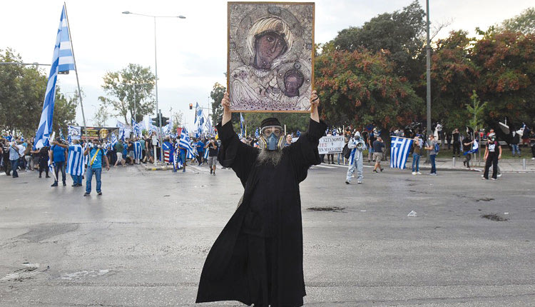 καλόγρια με μάσκα και την εικόνα της Παναγιάς στην ΔΕΘ