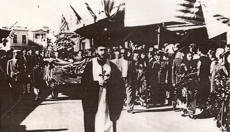 Ο π. Σταύρος Καρπαθιωτάκης με τον σταυρό προπορεύεται της πομπής