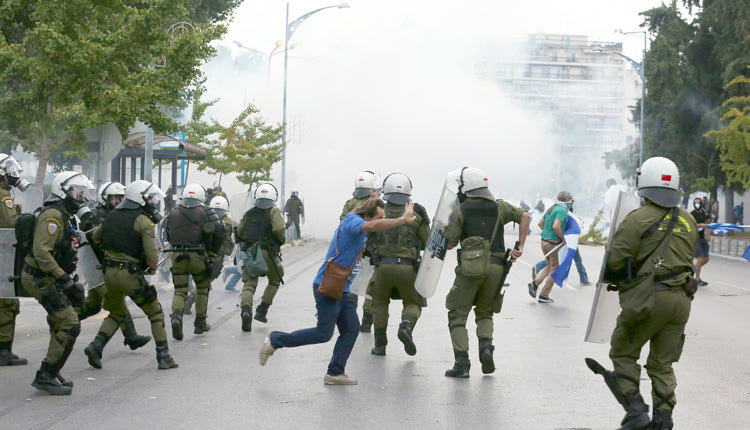 Σε πεδίο μάχης μετατράπηκε για αρκετή ώρα η πόλη της Θεσσαλονίκης κατά τη διάρκεια των προχθεσινών επεισοδίων που σημειώθηκαν στο συλλαλητήριο για τη Μακεδονία, την ώρα που ο πρωθυπουργός Αλέξης Τσίπρας εγκαινίαζε την 83η ΔΕΘ.