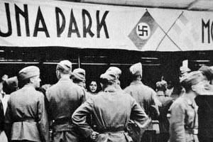 1941, πρώτοι μήνες μετά την κατάληψη της Κρήτης. Υπαίθριο λούνα παρκ από τους Γερμανούς, στην ενδοχώρα του νομού Ηρακλείου για τους Κρητικούς.