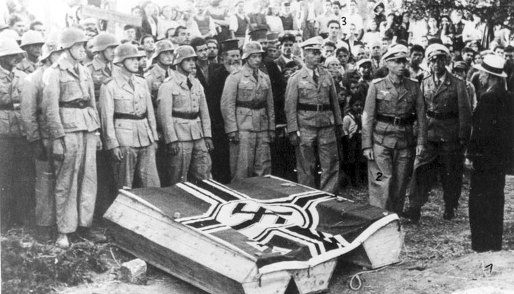 Από την ταφή των τριών Βρετανών πιλότων στο νεκροταφείο του Καστελλίου Πεδιάδος, στις 2 Σεπτεμβρίου 1942. 