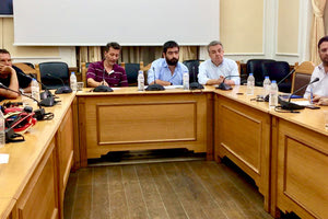 Συνάντηση με εκπροσώπους εννέα εθελοντικών ομάδων είχε ο περιφερειάρχης Κρήτης Σταύρος Αρναουτάκης για την πολιτική προστασία