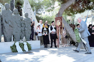 Ο δήμαρχος Ηρακλείου κ. Βασίλης Λαμπρινός καταθέτει στεφάνι