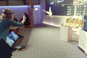 Η συσκευή HoloLens της Microsoft: Ο χρήστης μπορεί να αλληλοεπιδρά με ολογράμματα