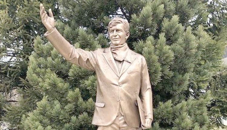 Ο Ηλίας Σπαντιδάκης, ο οποίος ξεσήκωσε την εργατιά της Αμερικής στις αρχές του 20ού αιώνα, ως Λούης Τίκας.