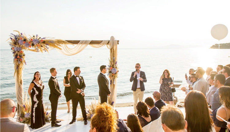 Όρκους αιώνιας πίστης αντάλλαξαν στην αμμουδιά της Αφήσσου, λίγα χιλιόμετρα έξω από τον Βόλο, σ’ ένα ειδυλλιακό σκηνικό που έστησαν οι καλύτεροι του είδους, δύο άνδρες