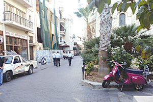 η Δημοτική Αστυνομία και οι καταστηματάρχες που καταλαμβάνουν παράνομα με αυθαίρετες κατασκευές τους κοινόχρηστους χώρους