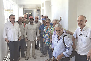 Ο Κ. Μαμουλάκης με τους συνεργάτες του στο υπό ανέγερση βιοκλιματικό σχολείο