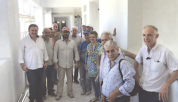 Ο Κ. Μαμουλάκης με τους συνεργάτες του στο υπό ανέγερση βιοκλιματικό σχολείο