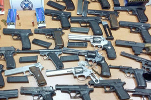 τα όπλα που κατασχέθηκαν στο πλαίσιο των συλλήψεων