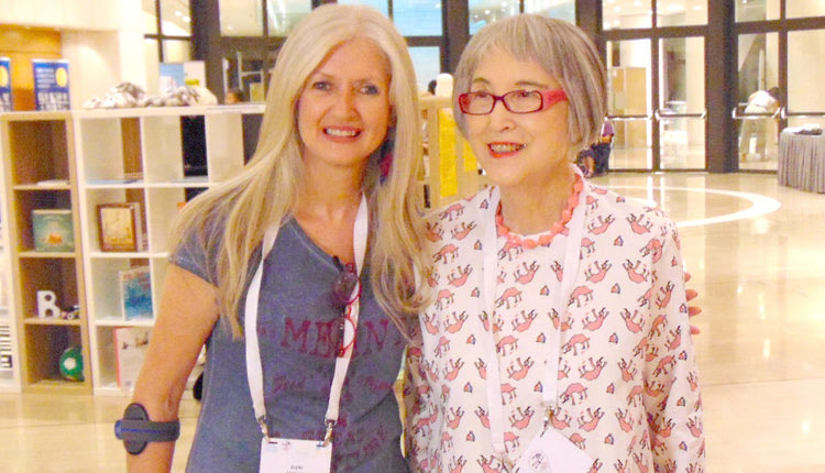 Η Ελένη Μπετεινάκη και η Eido Kadono, Japan,Νικήτρια HCA Award 2018 στο συνέδριο με θέμα την παιδική λογοτεχνία.