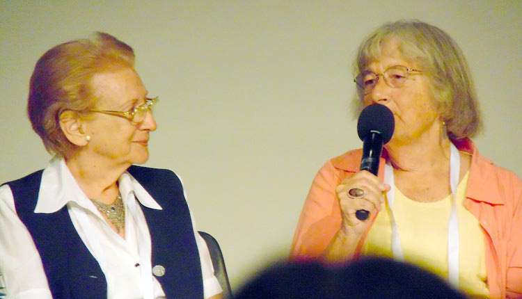 Λοτη Πέτροβιτς & Kath. Paterson στο συνέδριο με θέμα την παιδική λογοτεχνία.