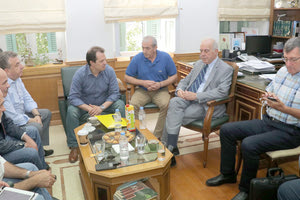 Στο γραφείο του Αρναουτάκη, ο Δέδες ως εκπρόσωπος του Σπίρτζη και οι βουλευτές Μιχελογιαννάκης και Βαρδάκης, παρών και ο Γ. Παυλιδάκης