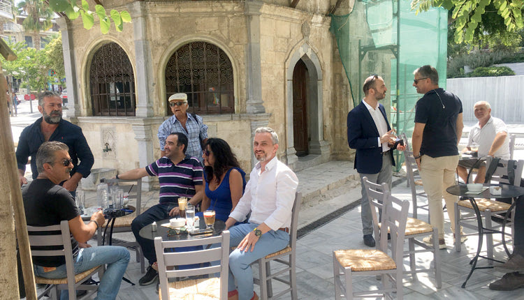 ξανάνοιξε ο «Κουμπές» στην πλατεία Κορνάρου και ηταν όλοι εκεί, πέρασαν αντιδήμαρχοι, πρόεδροι ...