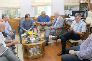 Συνάντηση που είχε ο  περιφερειάρχης Κρήτης Σταύρος Αρναουτάκης με τον γενικό γραμματέα Υποδομών Γιώργο Δέδε για το «πακέτο» των μεγάλων έργων που βρίσκονται σε εξέλιξη στην Κρήτη