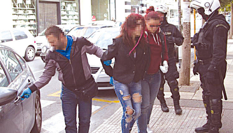 Η 26χρονη κατά την προσαγωγή της στον εισαγγελέα μετά το έγκλημα